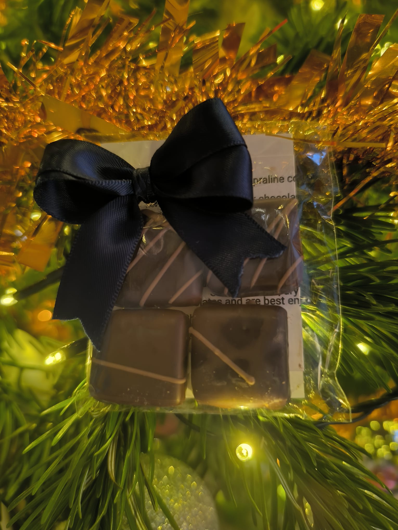 4x Crunchy hazelnut praline sleeve.